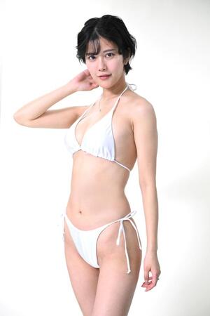 　抜群のプロポーションを披露する仲原ちえ（撮影・堀内翔）