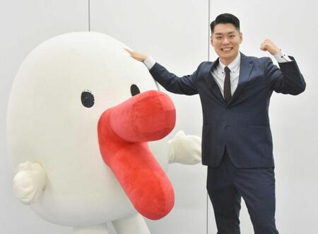 　ハチエモンとポーズを決めるカンテレ・西中蓮アナウンサー（右）