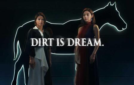 　ＣＭで共演する阿部詩（左）と池田エライザ