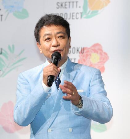 　アンバサダーとしてあいさつする中山秀征（撮影・西岡正）