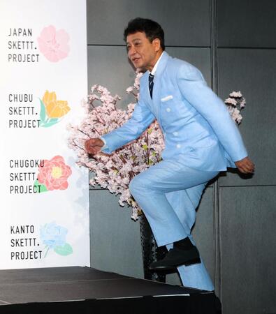 　登壇する中山秀征（撮影・西岡正）