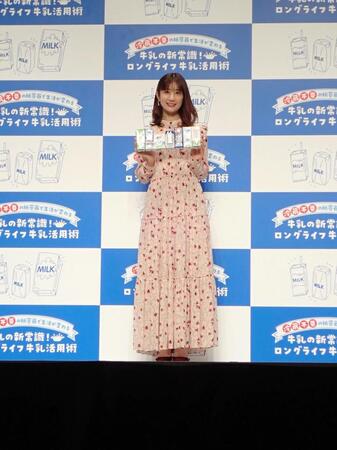 　ロングライフ牛乳のイベントに登場した小倉優子