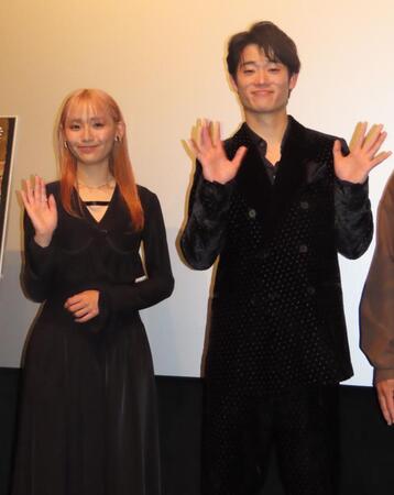 　完成披露試写会に出席した（左から）浅川梨奈、三浦獠太
