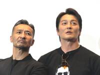 　映画「田村悠人」の完成披露舞台あいさつに登場した山口祥行（左）と本宮泰風
