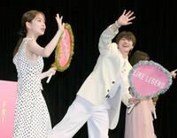 　声援に手を振る大橋和也（右）と畑芽育（撮影・金田祐二）