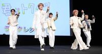 　ダンスを披露する（左から）山中柔太朗、大久保波留、大橋、ＮＡＯＹＡ、木村慧人