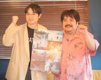 　「人口股関節ポーズ」で撮影に応じた空気階段の鈴木もぐら（右）と水川かたまり