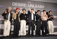 　ＥＮＧＥＮＥの歓声に応えるＥＮＨＹＰＥＮの（左から）ＮＩ-ＫＩ、ＨＥＥＳＥＵＮＧ、ＪＡＫＥ、ＳＵＮＧＨＯＯＮ、ＪＵＮＧＷＯＮ、ＳＵＮＯＯ、ＪＡＹ（撮影・吉澤敬太）