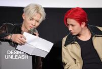 　質問を読むＥＮＨＹＰＥＮのＮＩ-ＫＩ（左）と見つめるＨＥＥＳＥＵＮＧ（撮影・吉澤敬太）