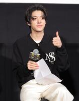 　質問が書かれた紙を手にサムアップポーズを見せるＥＮＨＹＰＥＮのＪＡＫＥ（撮影・吉澤敬太）