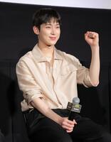 　笑顔を見せるＥＮＨＹＰＥＮのＳＵＮＯＯ（撮影・吉澤敬太）