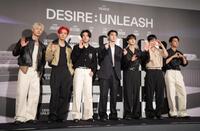 　ＥＮＧＥＮＥの歓声に応えるＥＮＨＹＰＥＮの（左から）ＮＩ-ＫＩ、ＨＥＥＳＥＵＮＧ、ＪＡＫＥ、ＳＵＮＧＨＯＯＮ、ＪＵＮＧＷＯＮ、ＳＵＮＯＯ、ＪＡＹ（撮影・吉澤敬太）