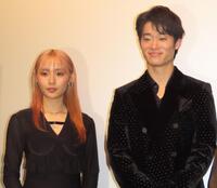 　完成披露試写会に出席した（左から）浅川梨奈、三浦獠太