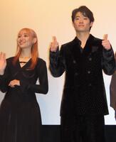 　完成披露試写会に出席した（左から）浅川梨奈、三浦獠太