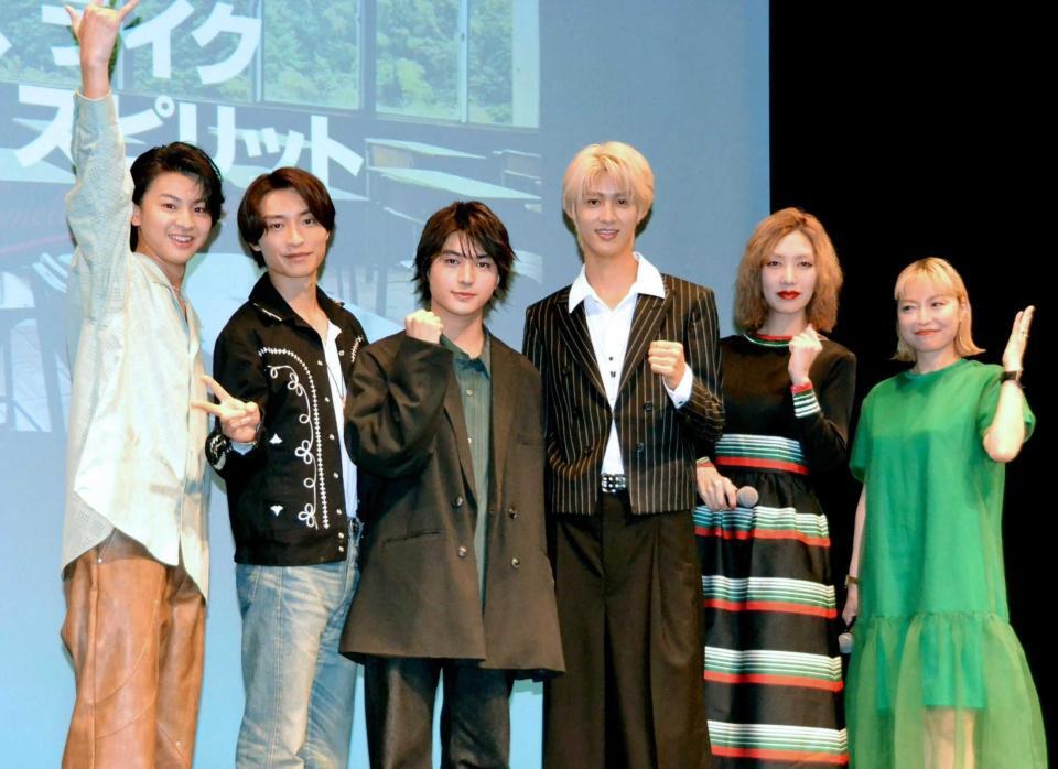 　（左から）藤本洸大、阿部顕嵐、荒木飛羽、曽野舜太、中村中、澤田育子監督