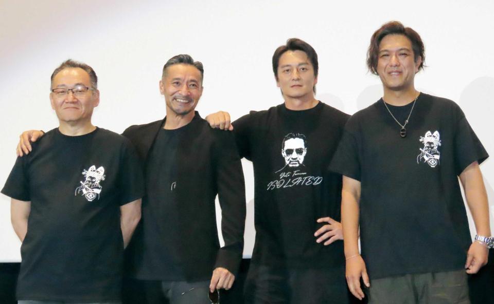　映画「田村悠人」の完成披露舞台あいさつに登壇した（左から）辻裕之監督、山口祥行、本宮泰風、鈴木祐介エグゼクティブプロデューサー