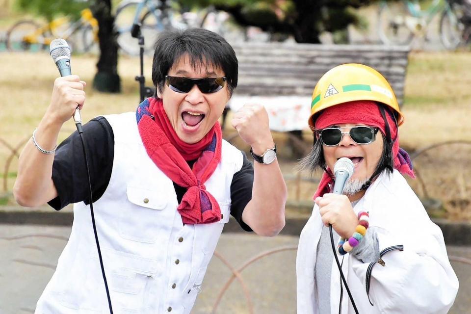 　メジャーデビューが決定したＴあんどＴの山本俊之社長（左）とＴＯＺＹ