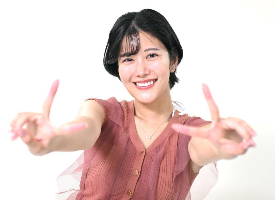 　かわいらしくポーズを決める仲原ちえ（撮影・堀内翔）