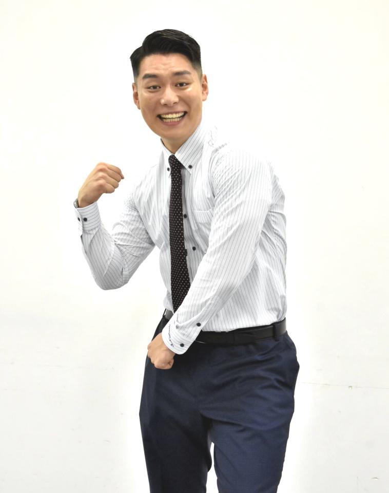 　鍛えた左腕を強調するカンテレ・西中蓮アナウンサー