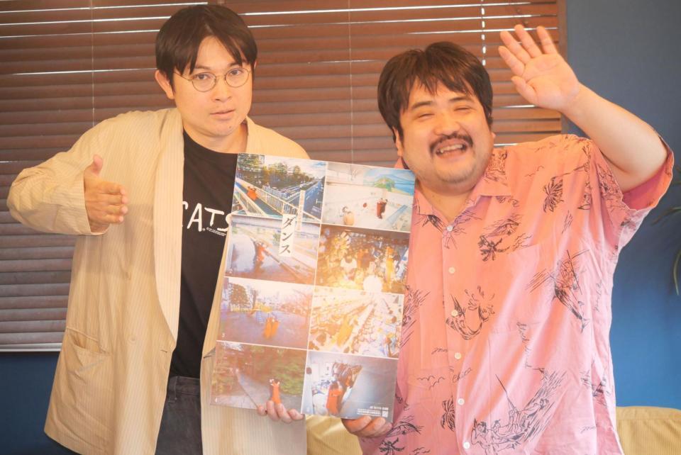 　撮影に応じた空気階段の鈴木もぐら（右）と水川かたまり