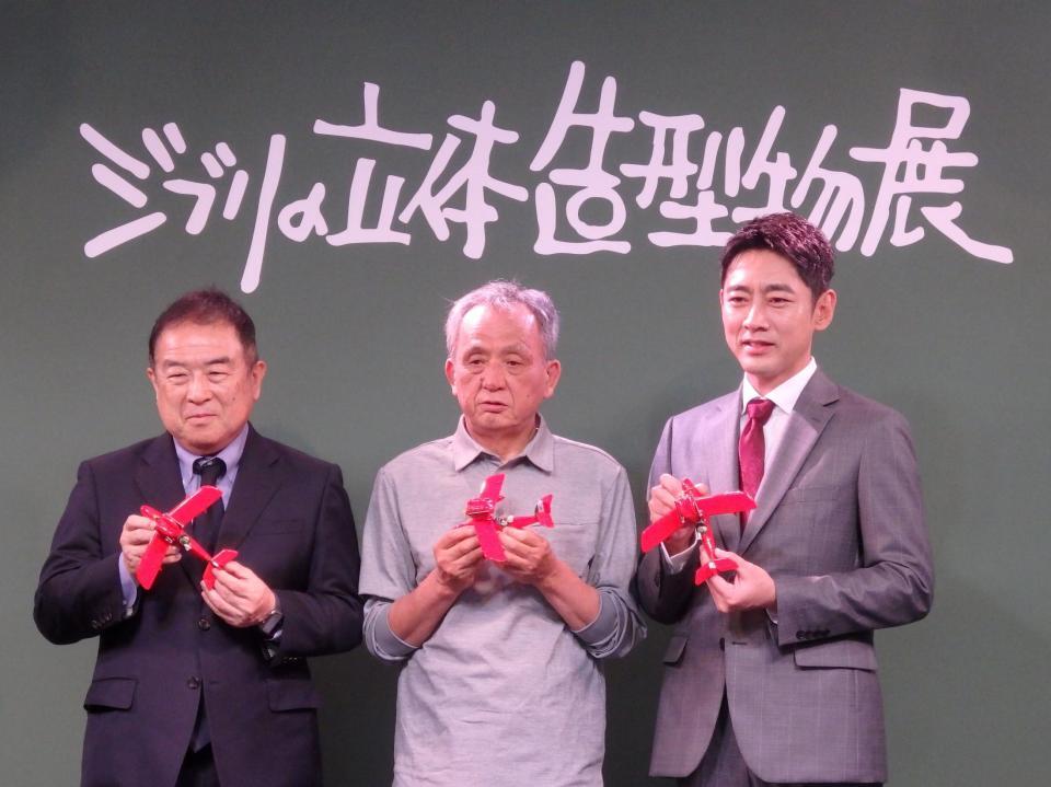 　写真に応じる（左から）福田博之氏、伊原弘氏、小泉孝太郎