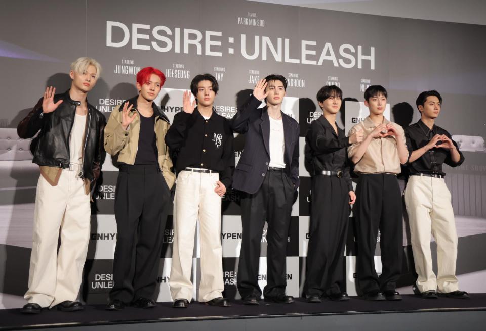 　ＥＮＧＥＮＥの歓声に応えるＥＮＨＹＰＥＮの（左から）ＮＩ-ＫＩ、ＨＥＥＳＥＵＮＧ、ＪＡＫＥ、ＳＵＮＧＨＯＯＮ、ＪＵＮＧＷＯＮ、ＳＵＮＯＯ、ＪＡＹ（撮影・吉澤敬太）