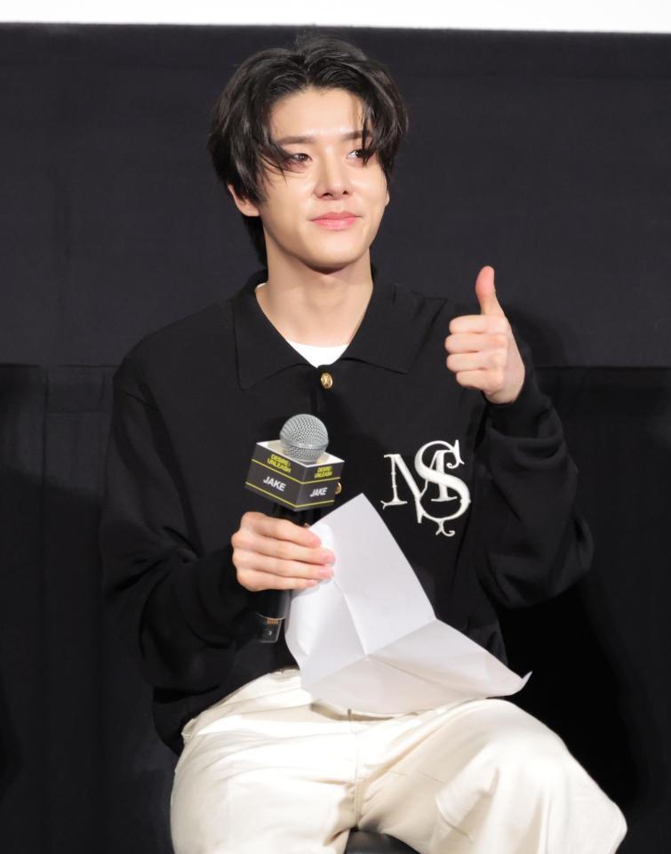 　質問が書かれた紙を手にサムアップポーズを見せるＥＮＨＹＰＥＮのＪＡＫＥ（撮影・吉澤敬太）