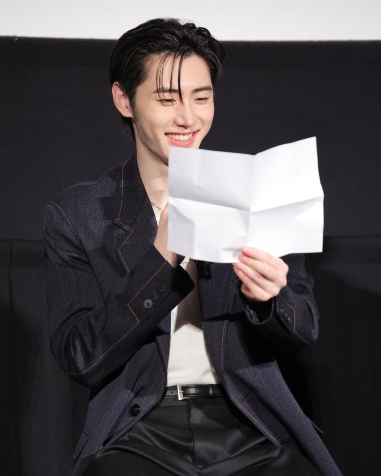 　笑顔で質問を読み上げるＥＮＨＹＰＥＮのＳＵＮＧＨＯＯＮ（撮影・吉澤敬太）