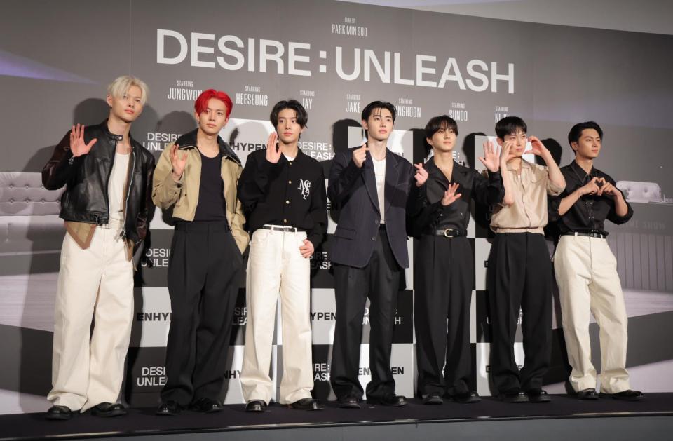 　ＥＮＧＥＮＥの歓声に応えるＥＮＨＹＰＥＮの（左から）ＮＩ-ＫＩ、ＨＥＥＳＥＵＮＧ、ＪＡＫＥ、ＳＵＮＧＨＯＯＮ、ＪＵＮＧＷＯＮ、ＳＵＮＯＯ、ＪＡＹ（撮影・吉澤敬太）