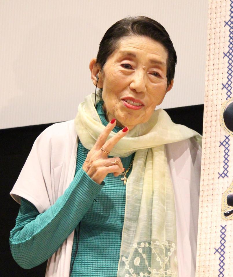 　ポーズを決める東海林のり子