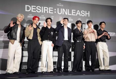 　ＥＮＧＥＮＥの歓声に応えるＥＮＨＹＰＥＮの（左から）ＮＩ-ＫＩ、ＨＥＥＳＥＵＮＧ、ＪＡＫＥ、ＳＵＮＧＨＯＯＮ、ＪＵＮＧＷＯＮ、ＳＵＮＯＯ、ＪＡＹ（撮影・吉澤敬太）