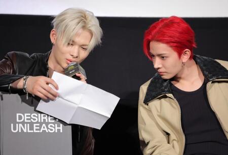 　質問を読むＮＩ-ＫＩ（左）と見つめるＨＥＥＳＥＵＮＧ（撮影・吉澤敬太）