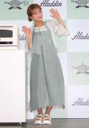 　エプロン姿でふっくらお腹を披露する辻希美