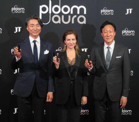 　新デバイスを発表した（左から）ＪＴの筒井岳彦氏、ナターシャ・ミロセビッチ氏、山口顕氏