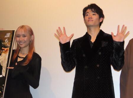 　完成披露試写会に出席した（左から）浅川梨奈、三浦獠太