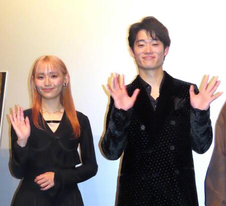　完成披露試写会に出席した（左から）浅川梨奈、三浦獠太
