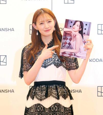 　写真集をアピールする中田花奈