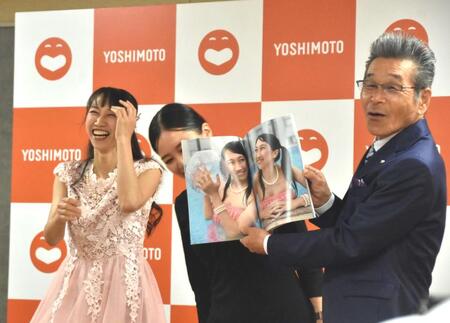 　谷川友梨（左）の写真集に照れ笑いを浮かべる間寛平ＧＭ（右）