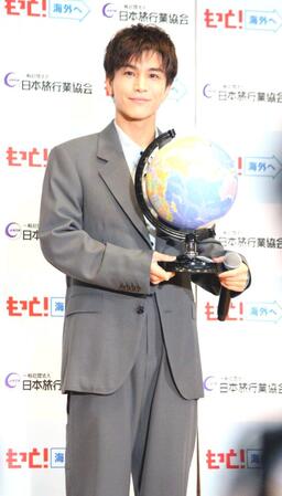 　地球儀を持つ岩田剛典