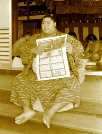 　番付を手に自分のしこ名をアピールする新大関小錦＝１９８７年６月２２日