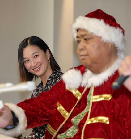 昨年１２月２３日、夫婦間腎移植手術を受け、退院した小錦八十吉と妻・千絵さん