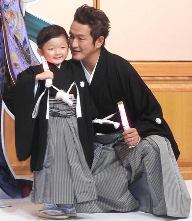 　長男の陽喜くんにささやく中村獅童（２２年７月撮影）