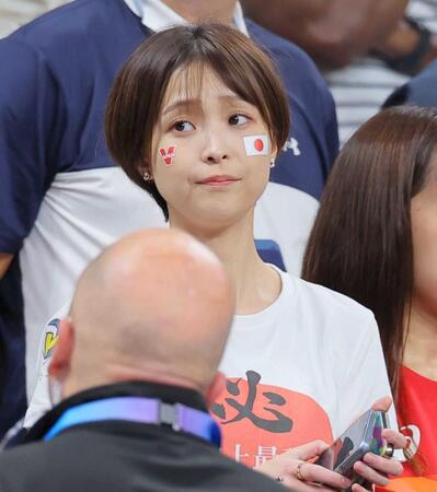 　パリ五輪のバレーボール男子・日本対イタリアを観戦する渡邊渚アナウンサー＝２４年８月