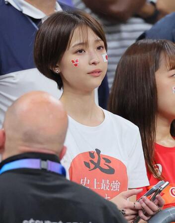 　パリ五輪のバレーボール男子・日本対イタリアを観戦する渡邊渚アナウンサー＝２４年８月