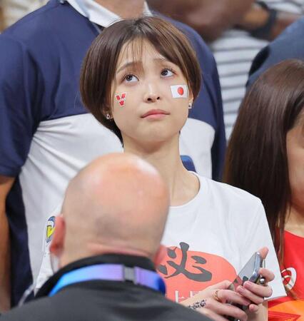 　パリ五輪のバレーボール男子・日本対イタリアを観戦する渡邊渚アナウンサー＝２４年８月