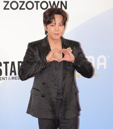 　キラキラスーツで登場したチャン・グンソク（撮影・吉澤敬太）