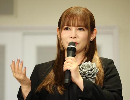 　楳図かずおさんを偲ぶ中川翔子（撮影・金田祐二）