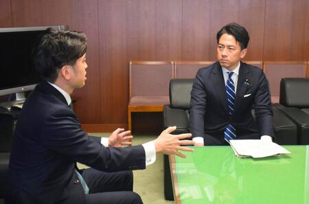 　中野国交相（左）と面会する小泉農相