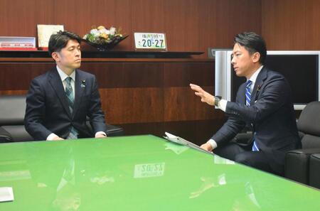 　中野国交相（左）と面会する小泉農相