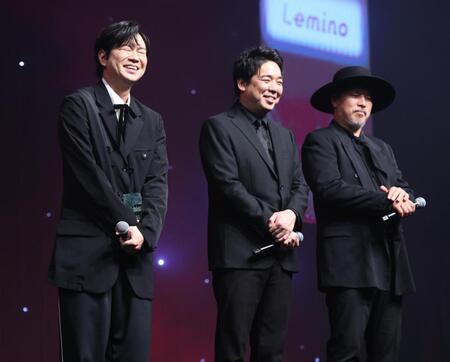 　特別賞を喜ぶ加藤シゲアキとスキマスイッチの大橋卓弥、常田真太郎（撮影・金田祐二）